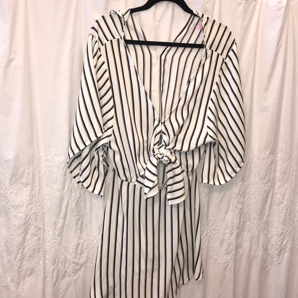 Flowy dress - tie front with snap closure